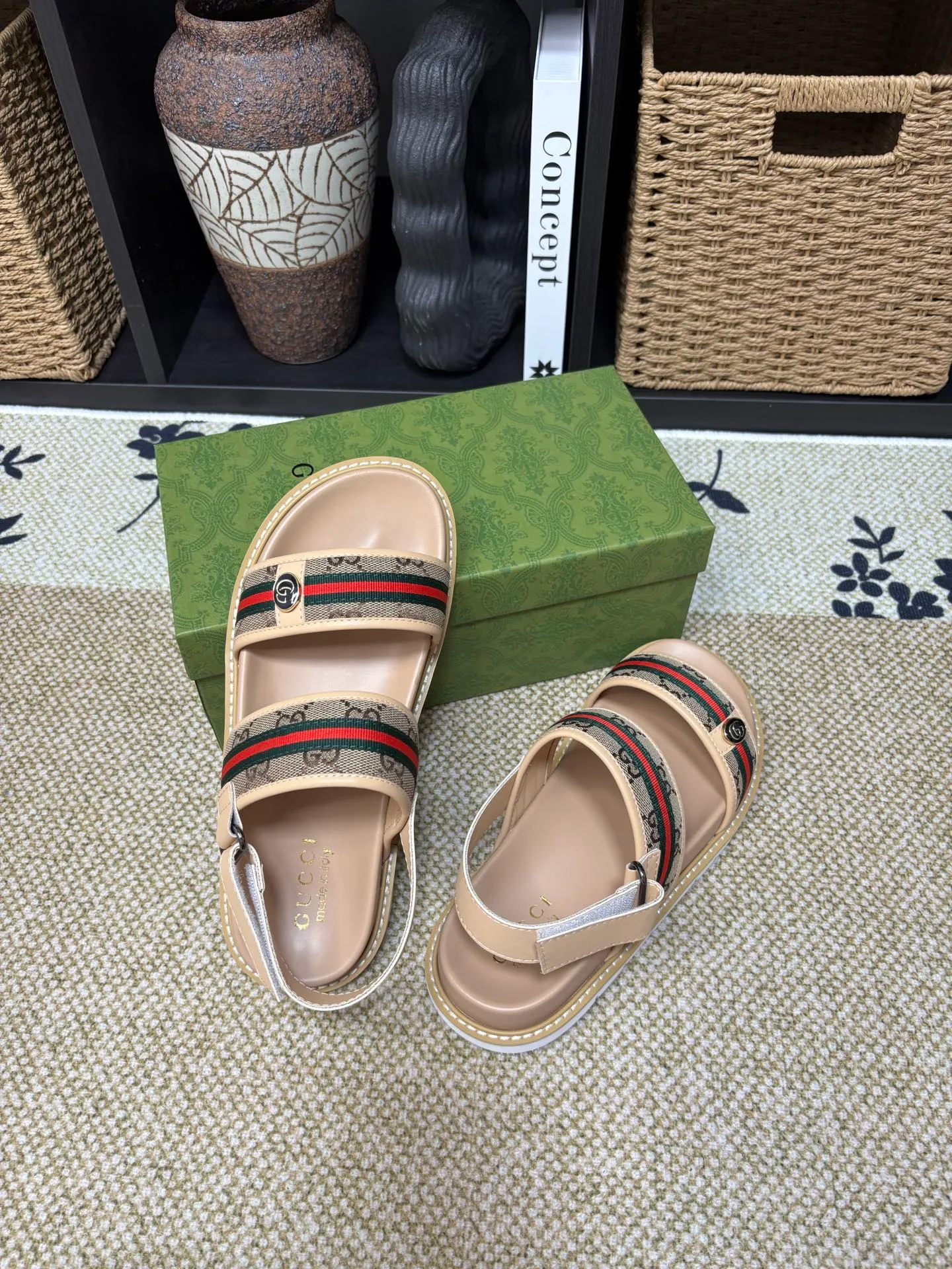 Factory 💰 300 yuan Gucci slippers] high-end men's shoes brand official website 1:1 latest masterpiece: original mold customization, the fabric is made of imported original materials, upgraded outsole, lighter and non-slip. The market's top quality, simple yet tasteful, a must-have for fashionistas, fashionable at your feet, full of confidence, the same style at the counter 👍The season of summer slippers is here. Code: 38-45 (45 customized)